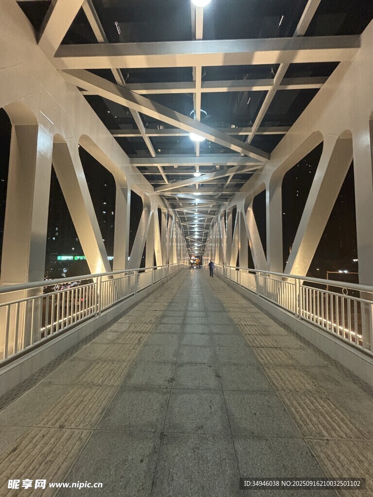 夜晚的钢结构桥梁通道