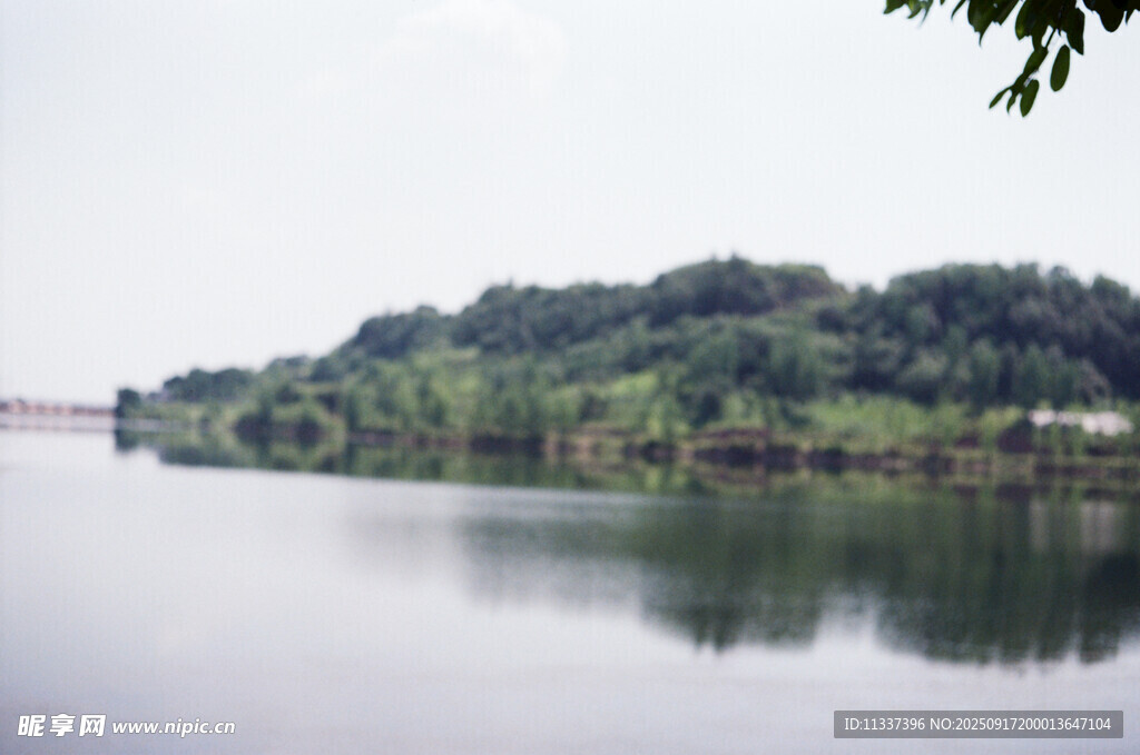 宁静湖畔的自然景致