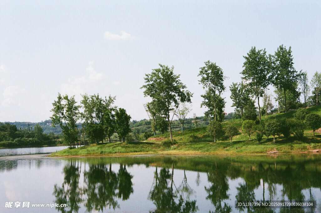 湖畔绿树倒映的宁静风光