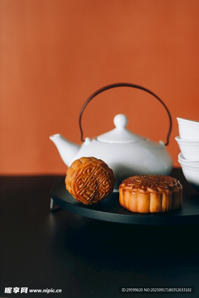 中式茶具与月饼雅致组合