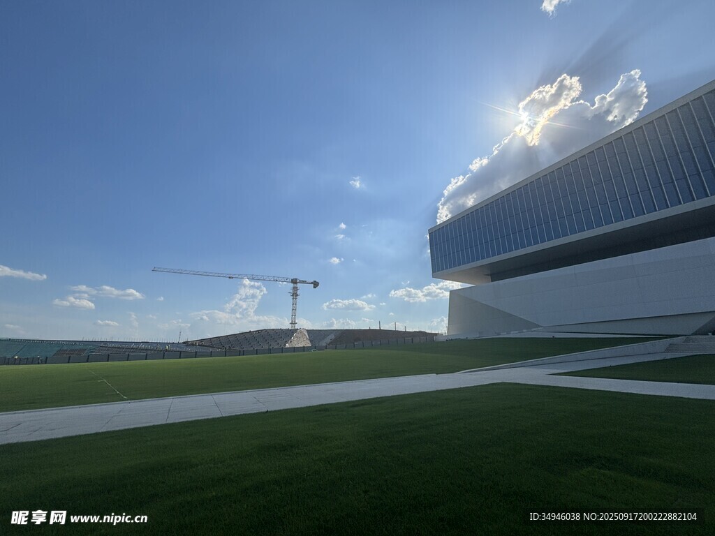 现代建筑与开阔户外景观