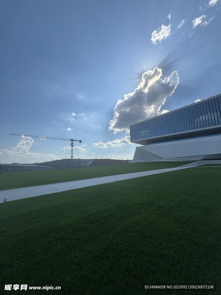 现代建筑与开阔绿地景观