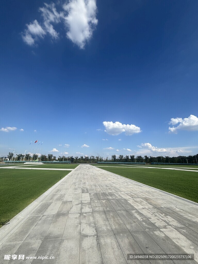 蓝天白云下的空旷跑道