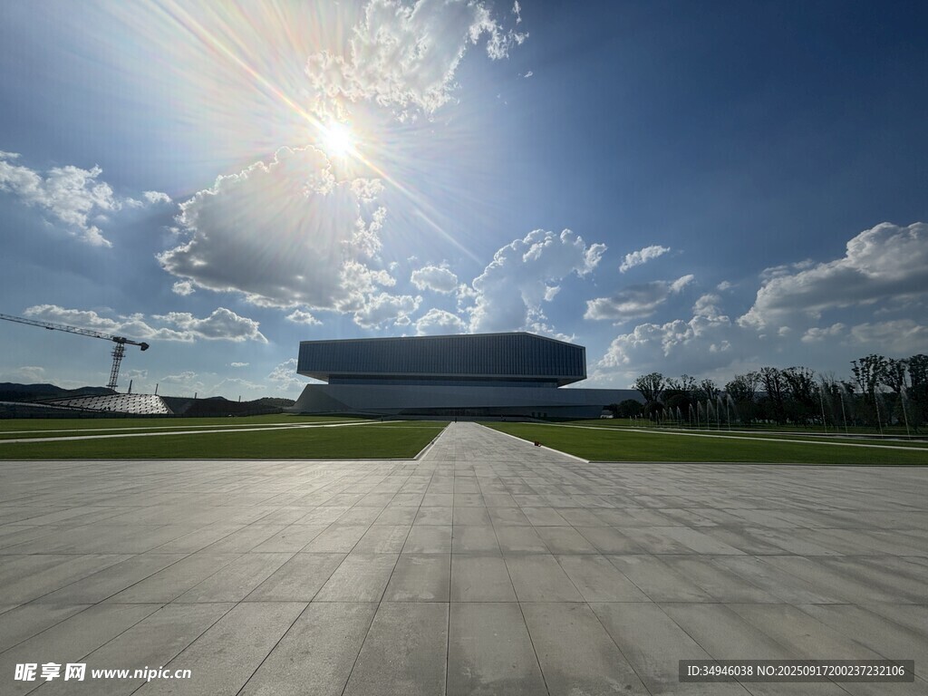 开阔场地旁的现代建筑景观