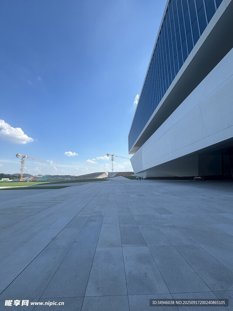 现代建筑前的开阔广场