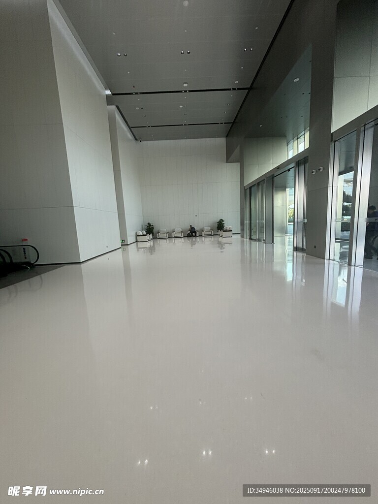 宽敞洁净的室内空旷空间