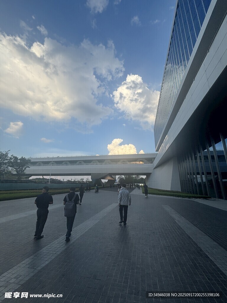 城市街道上的行人与建筑