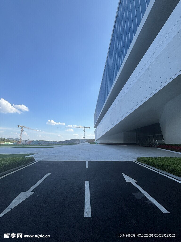 宽阔道路旁的现代化建筑