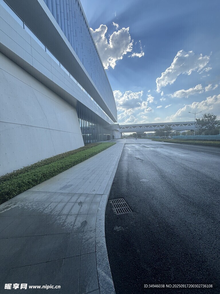 空旷道路与蓝天白云景象