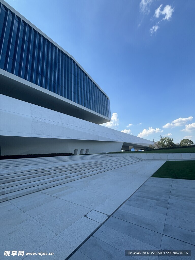 现代建筑外观与开阔广场