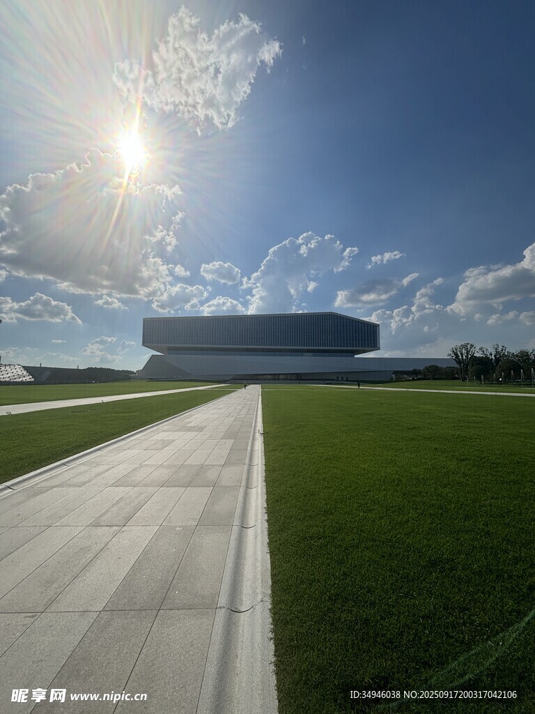 宽阔跑道旁的开阔绿地景观