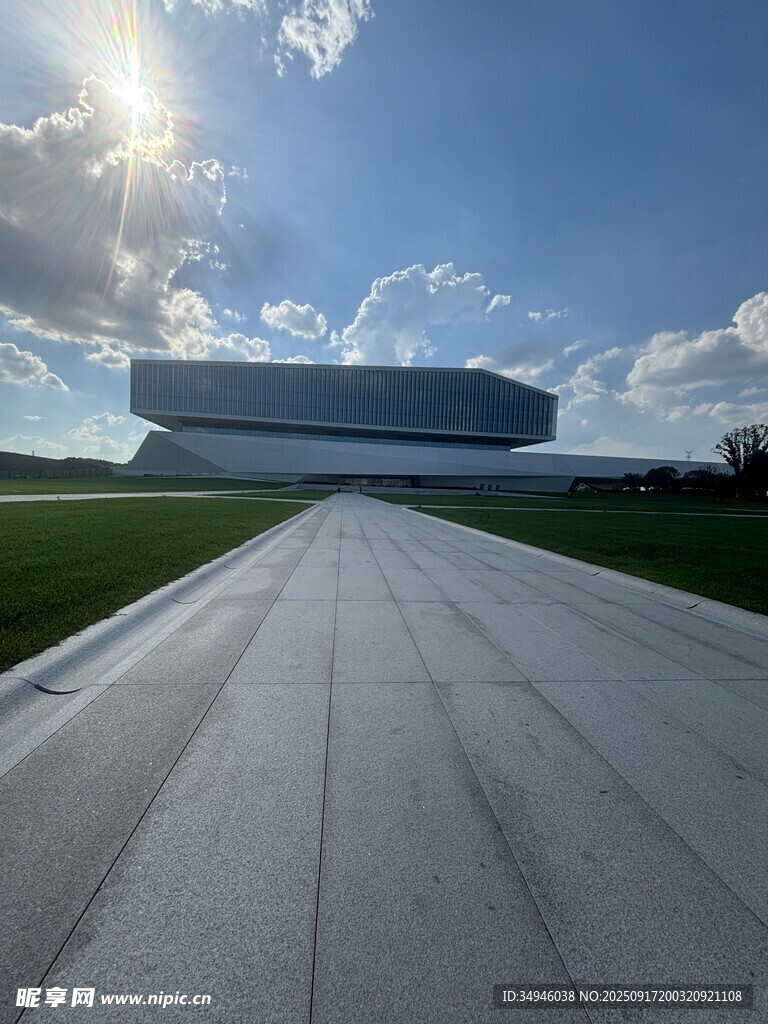 宽阔道路通向现代建筑