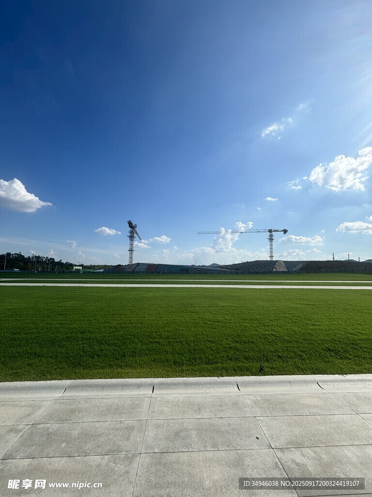 开阔草地与蓝天的户外景致