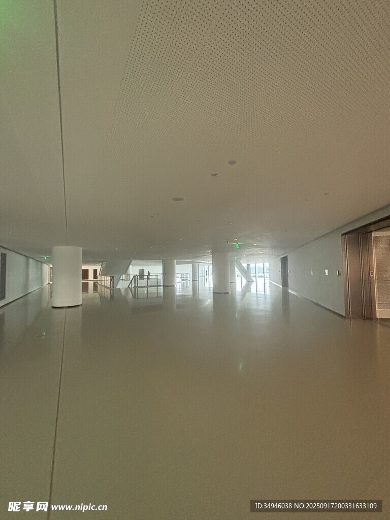 空旷明亮的现代化走廊