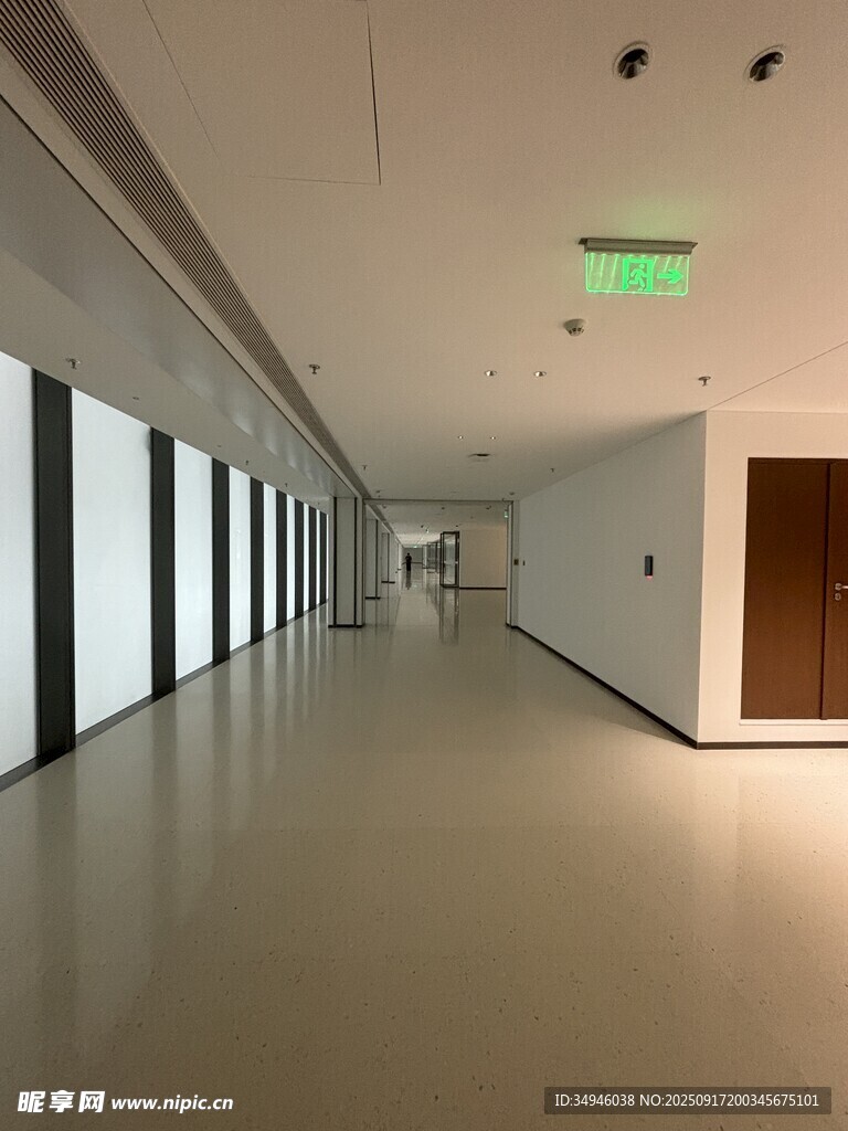 空旷现代风格的室内走廊