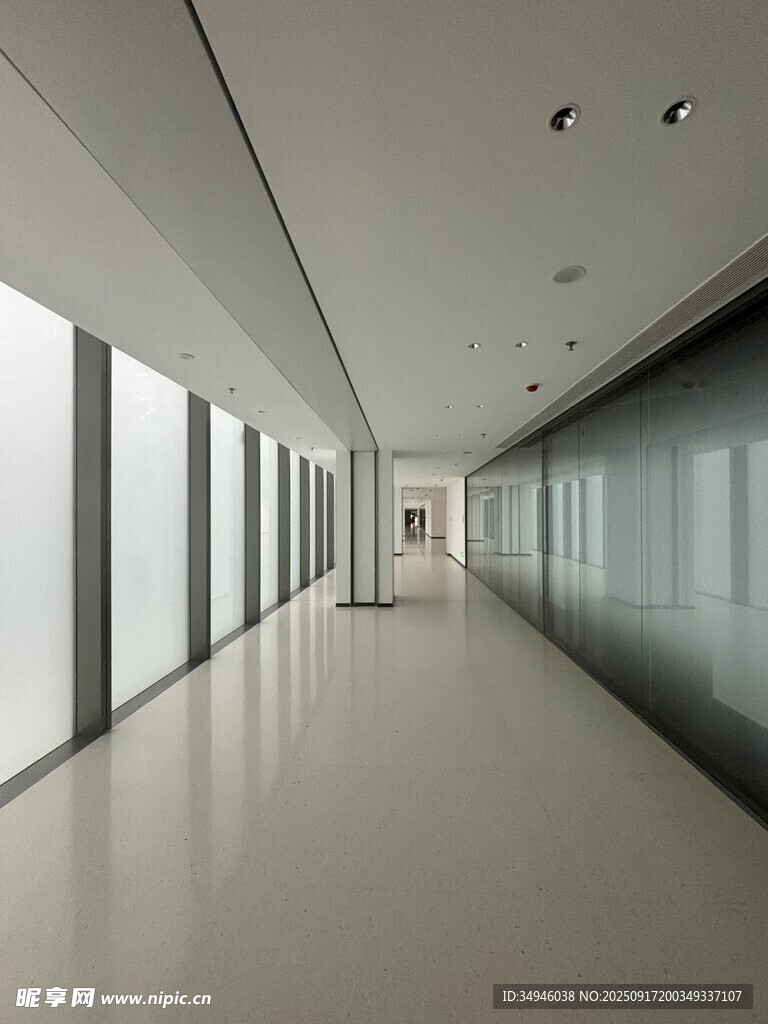 现代简约风格的空旷走廊