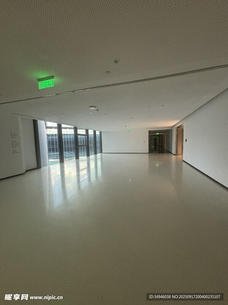 现代空旷室内走廊空间