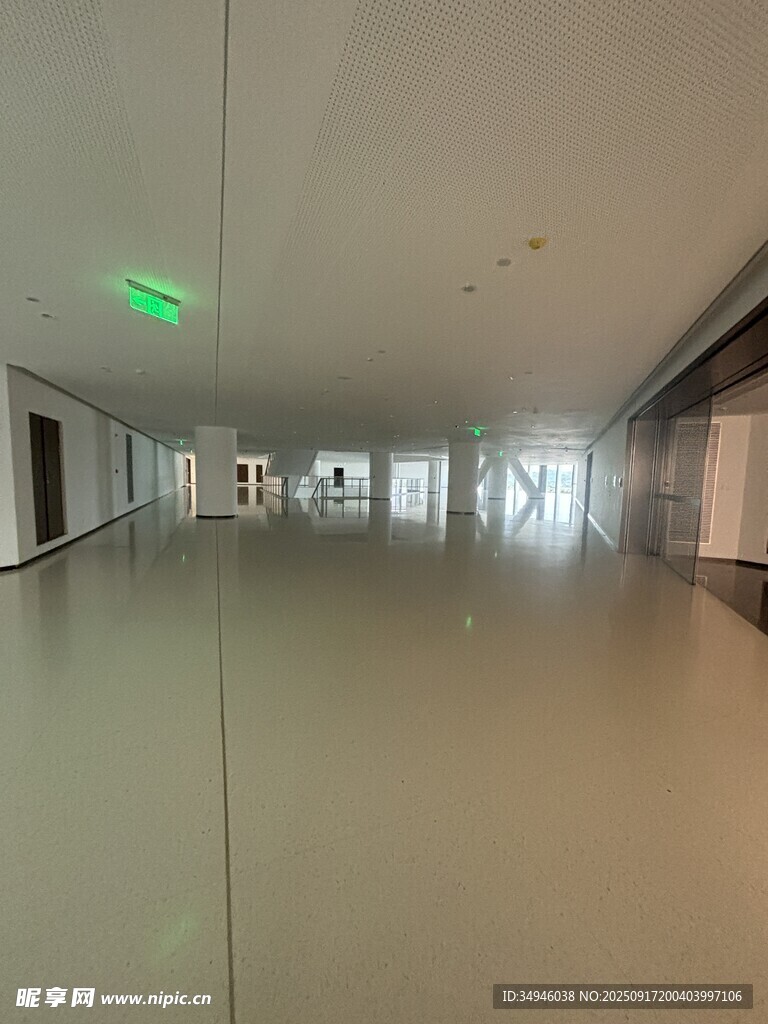 空旷明亮的现代化走廊