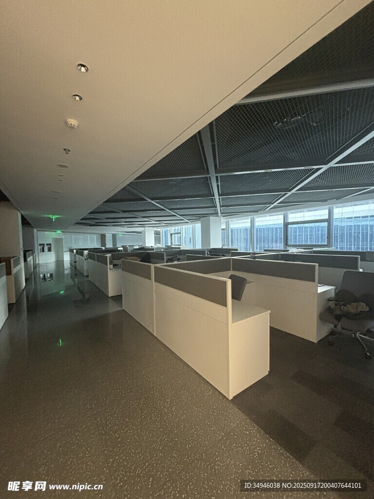 现代开放式办公空间场景