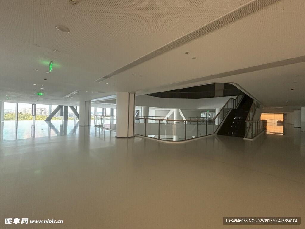 现代宽敞的室内大厅空间