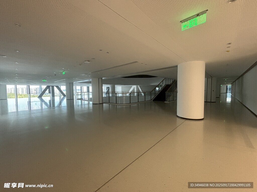 空旷现代风室内走廊空间