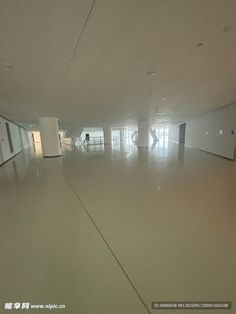 空旷明亮的室内走廊空间