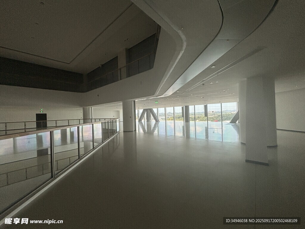 现代空旷室内建筑空间