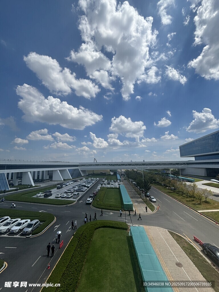 俯瞰现代化园区景观