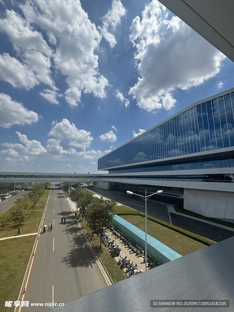 俯瞰现代建筑与开阔道路