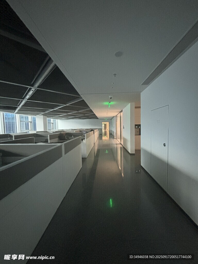 现代简约风格的办公走廊