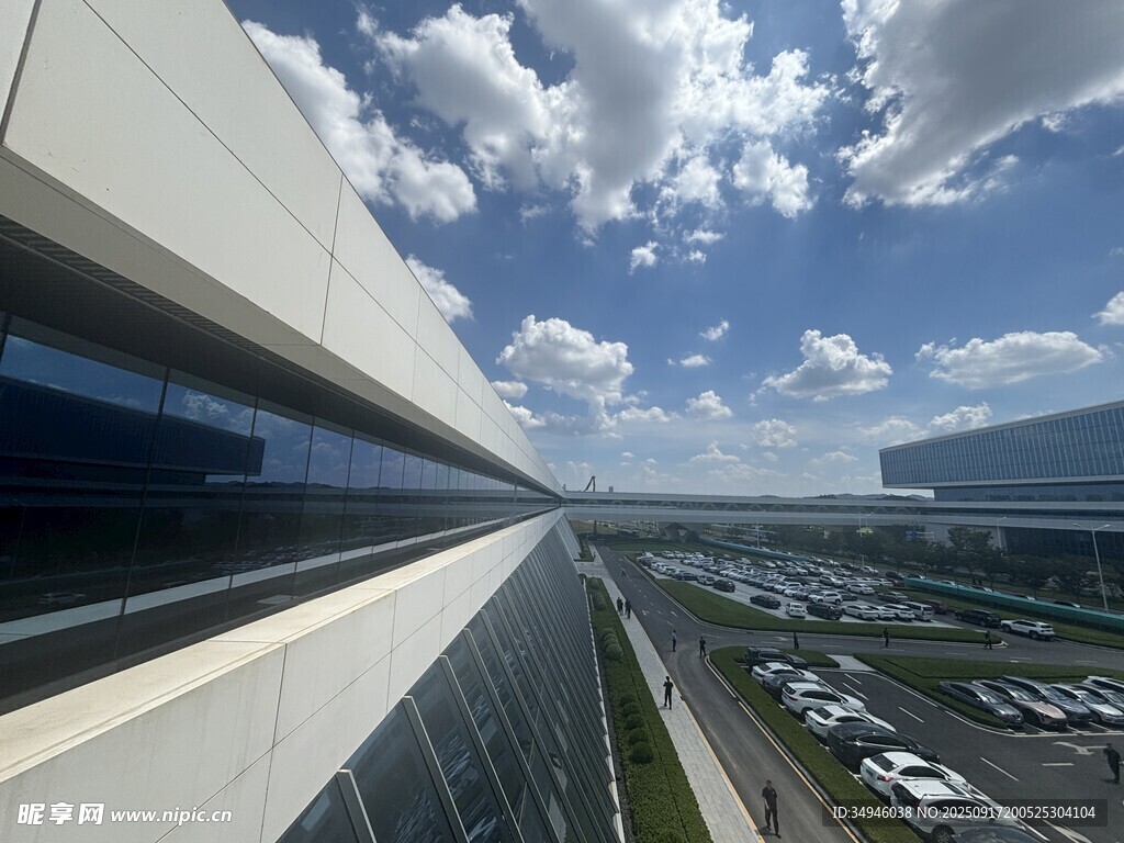 现代建筑下的城市景观