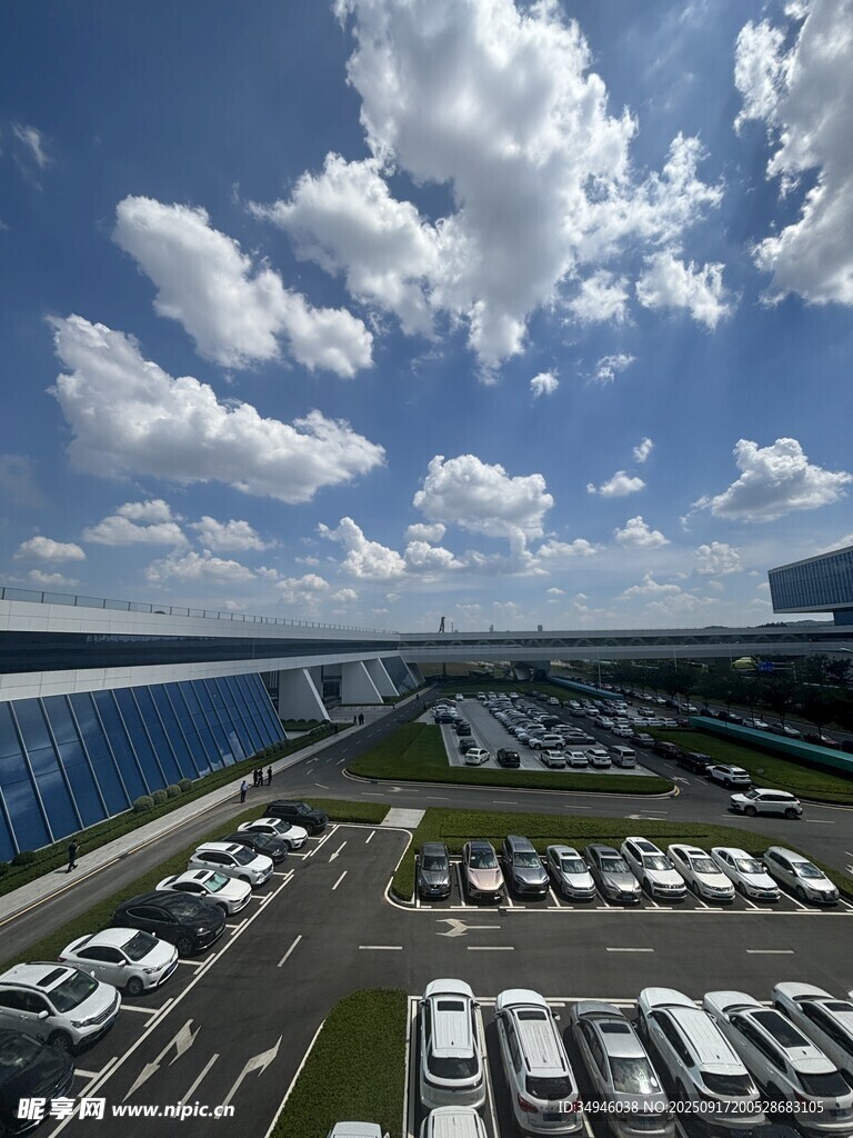 俯瞰城市停车场与水域景观