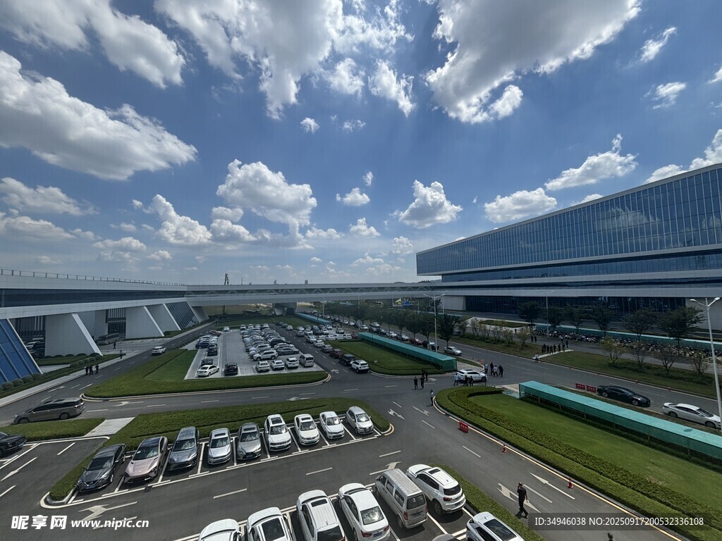 机场外停车场全景景观