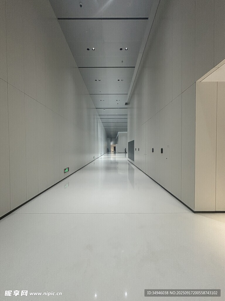 现代简约风格的空旷走廊