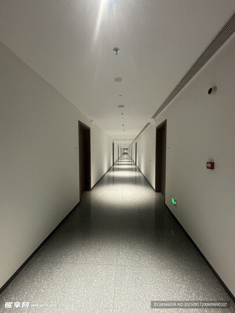 现代简约风格的走廊空间