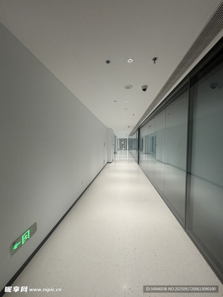 现代简约风格的空旷走廊
