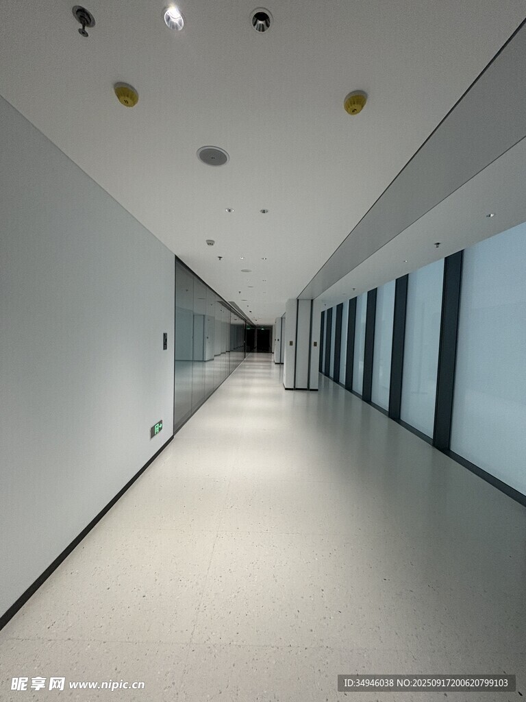 现代简约风格的空旷走廊