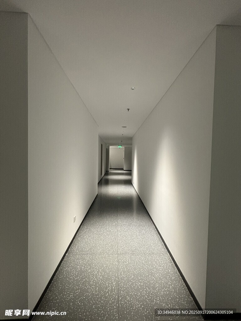 简约空旷的室内走廊空间