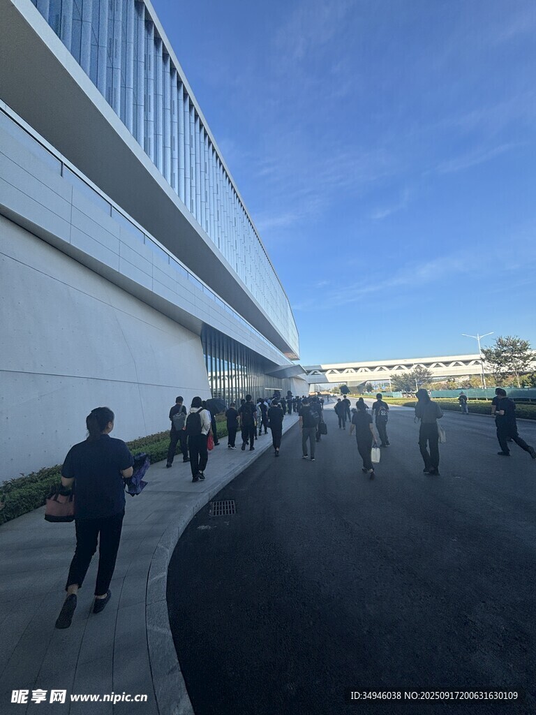 桥上行人漫步场景