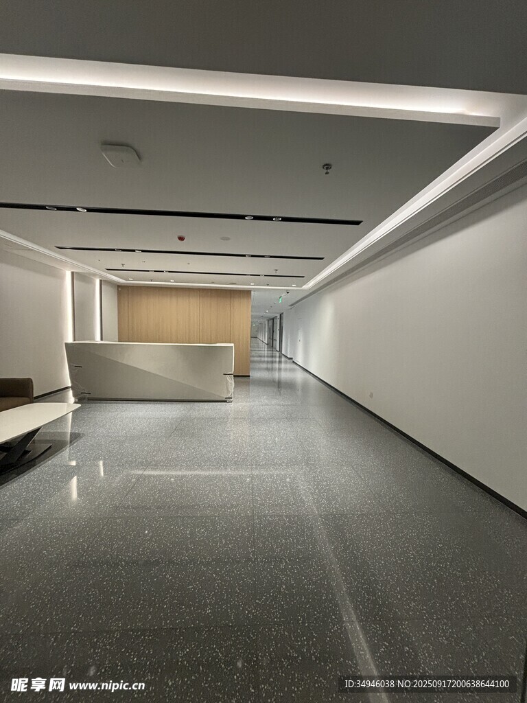 现代简约风格空旷走廊