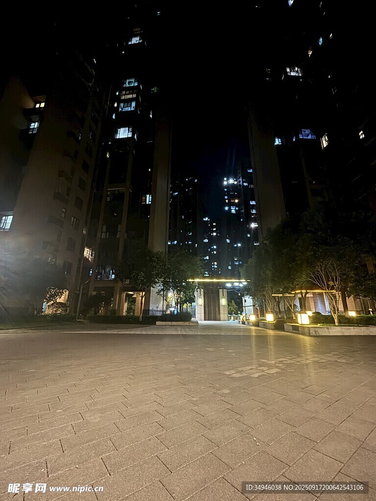 城市夜晚广场的璀璨灯火