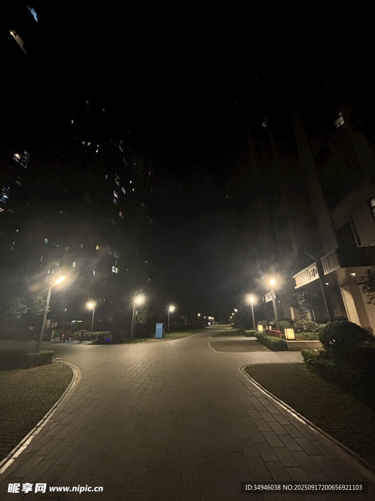 夜晚街道的静谧灯光
