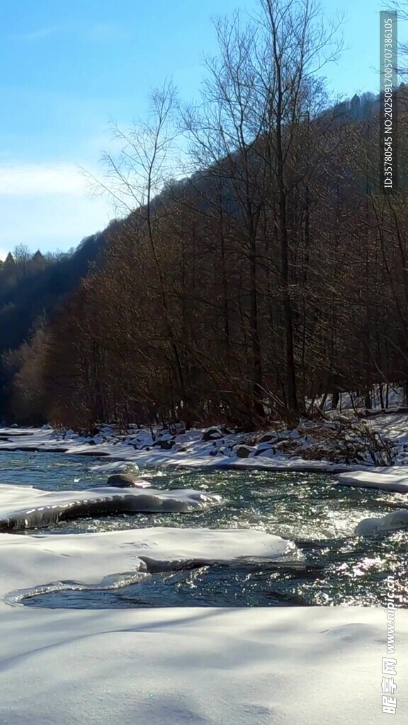 冬日溪流雪景