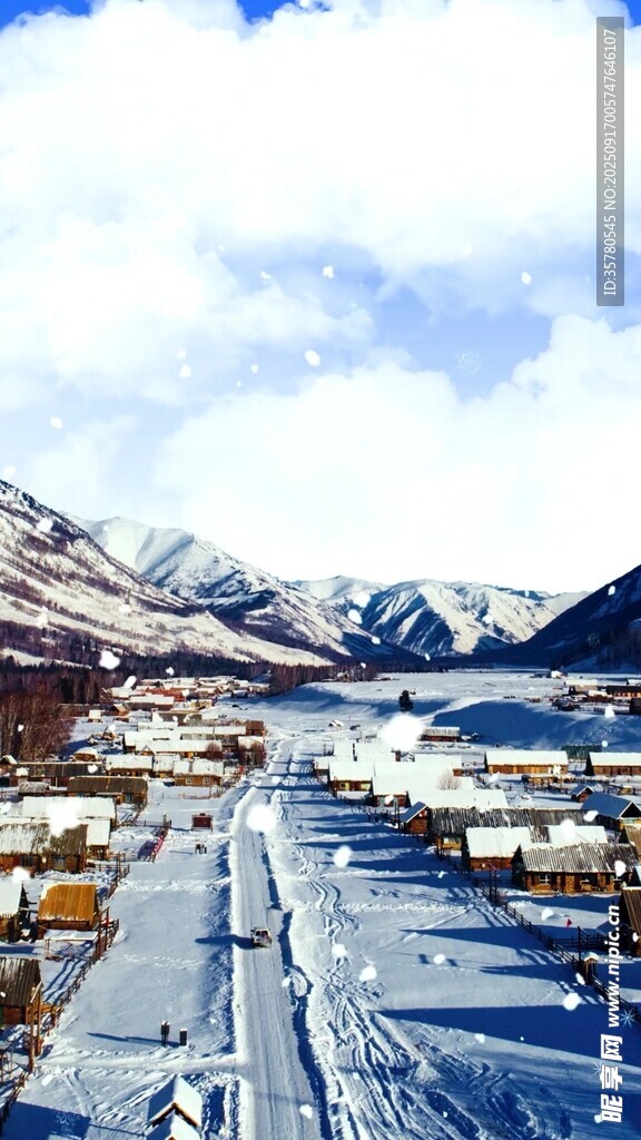 冬日雪景中的城镇与山脉