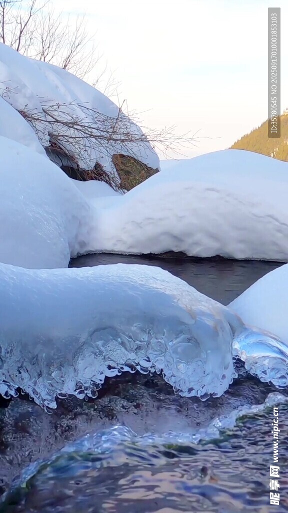 冬日覆雪岩石景观