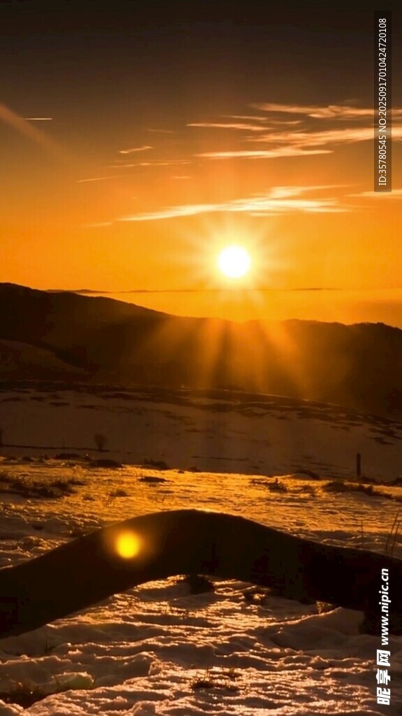 冬日夕阳下的雪地美景