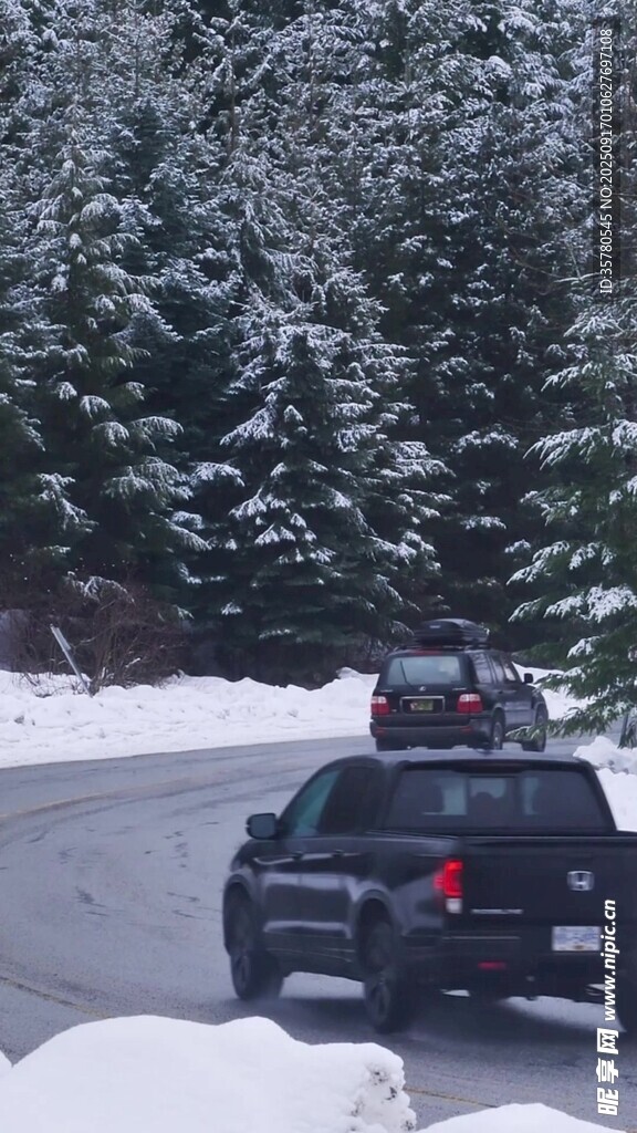 雪地中行驶的多辆汽车