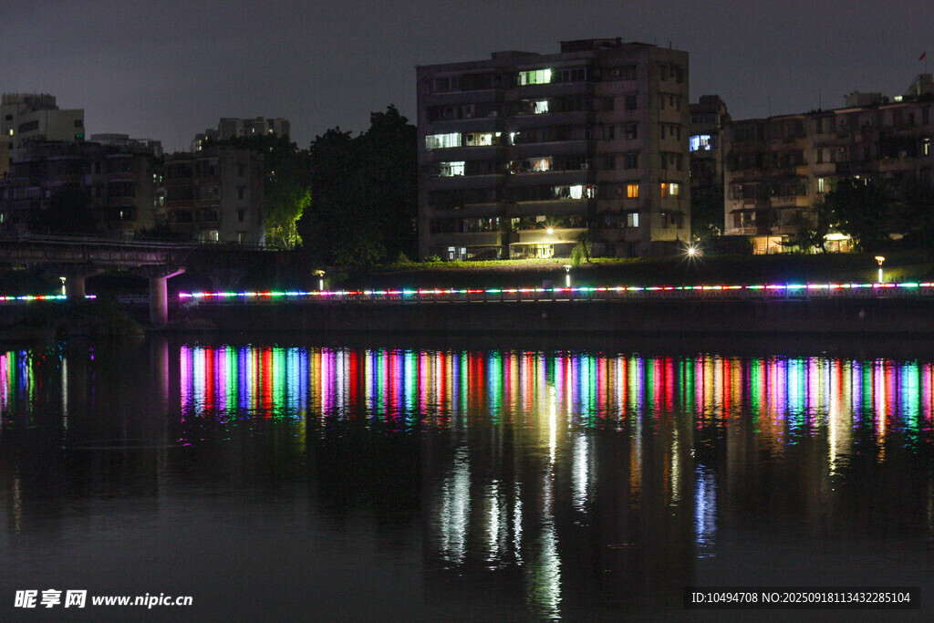 城市河畔夜景灯光倒影
