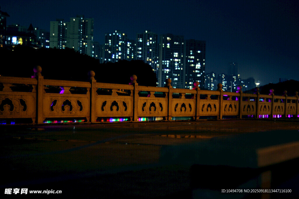 城市夜景下的河畔护栏