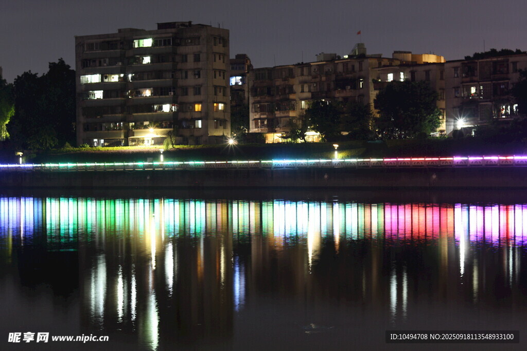 城市夜景湖面彩色灯光倒影